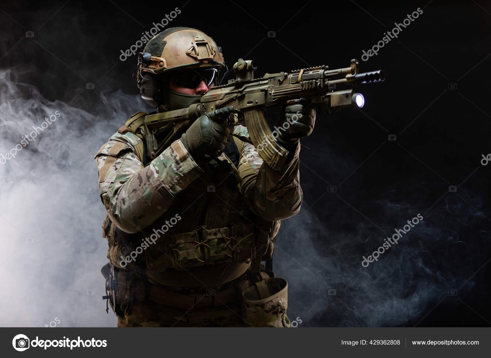 Боковой Вид Армейского Солдата В Военной Камуфляжной Форме, Шлеме.