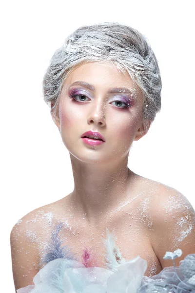 Winter Beauty Mujer con ropa hecha de flores congeladas cubiertas de escarcha, con nieve en la cara y los hombros. Maquillaje de chica de Navidad. Maquillaje de la Reina de la nieve. Aislado sobre un fondo blanco. — Foto de Stock