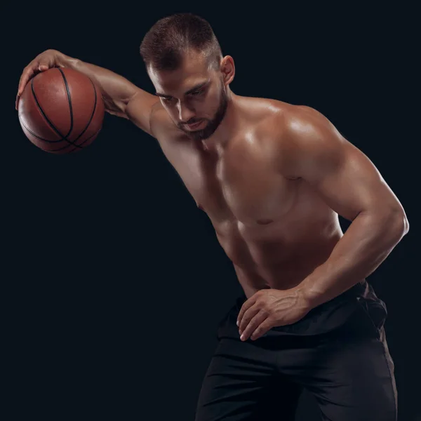 Retrato de um homem muito musculoso nu jogando basquete isolado em fundo preto — Fotografia de Stock