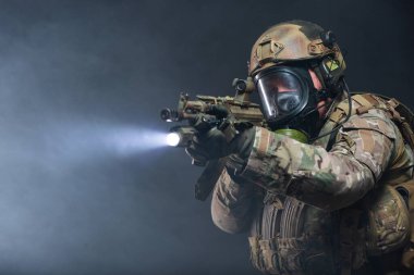 Kimyasal silahlardan çıkan duman ve göz yaşartıcı gaz, askeri teçhizat, miğfer, kurşun geçirmez yelek ve gaz maskesi giyen bir askerin görüş açısını bozar.