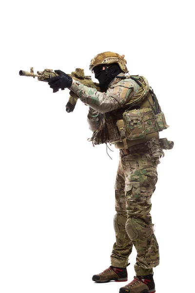 Ganztägiges Porträt des Soldaten in Kampfmunition in Harthut und Brille mit einer Waffe mit Kollimator Visier ist auf den Feind bereit zu schießen, um isoliert auf weißem Hintergrund töten — Stockfoto