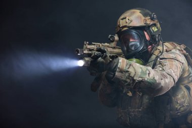 Kimyasal silahlardan çıkan duman ve göz yaşartıcı gaz, askeri teçhizat, miğfer, kurşun geçirmez yelek ve gaz maskesi giyen bir askerin görüş açısını bozar.