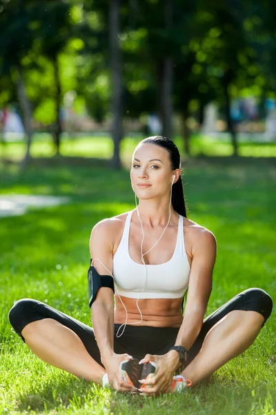Yoga woman on green grass in lotus pose — Stock Photo, Image
