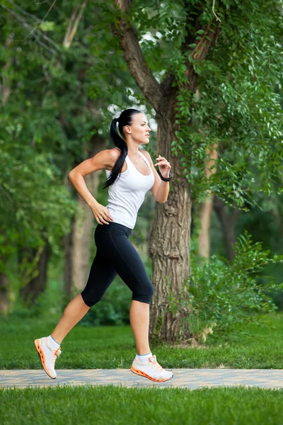 Young woman jogging in nature — Stock Photo, Image