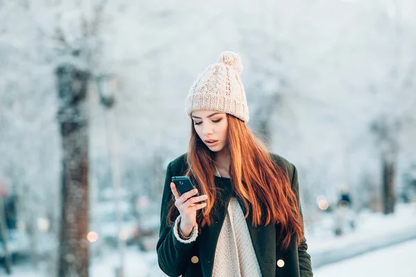Jovem mulher no parque de inverno falando telefone celular, sms — Fotografia de Stock