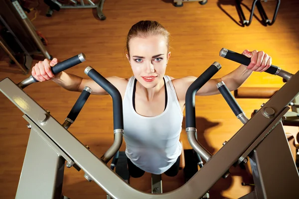Kobieta, poćwiczyć w siłowni - pull up — Zdjęcie stockowe