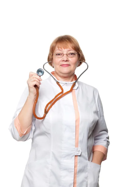 Doktor kvinna med ett stetoskop. Isolerad på vit bakgrund. — Stockfoto