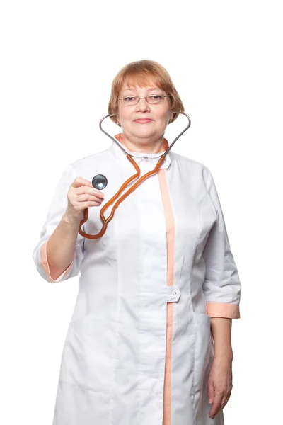 Doktor kvinna med ett stetoskop. Isolerad på vit bakgrund. — Stockfoto