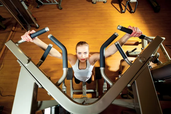 Vrouw uit te werken in de sportschool - pull ups — Stockfoto