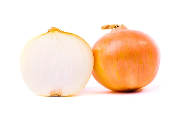 Bombillas de cebolla fresca aisladas sobre fondo blanco, camino de recorte incluido — Foto de Stock