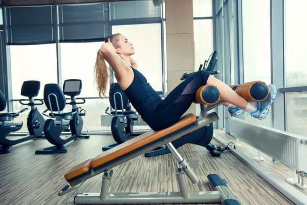 Mooie vrouw doen pers fitness oefening op sport sportschool — Stockfoto
