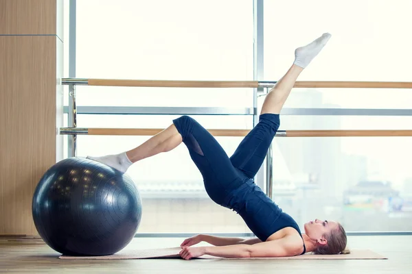 Young girl working out at the gym with a ball — Stock Photo, Image
