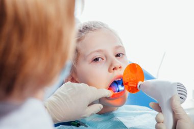 Diş hekimi ultraviyole ışık donatımı. Çocuk.