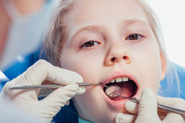 Little girl sitting in the dentists office — Stock Photo, Image