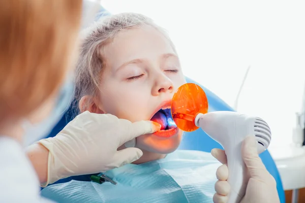 Zahnarzt UV-Licht Ausrüstung. Kind. — Stockfoto