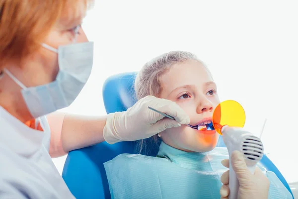 Equipo de luz ultravioleta dentista. Niño. . —  Fotos de Stock