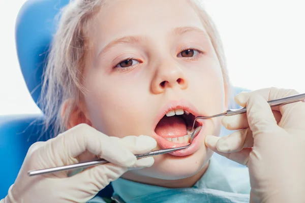 Menina sentada no consultório dos dentistas — Fotografia de Stock