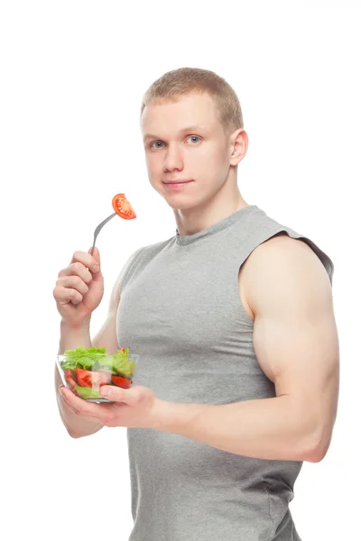 Hombre de cuerpo en forma y saludable sosteniendo una ensaladera fresca, en forma abdominal, aislado sobre fondo blanco, retocado de color, tenedor — Foto de Stock