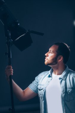 Erkek profesyonel fotoğrafçı çalışma içinde Studio, yönetmen salgını yüzünden, acımasız