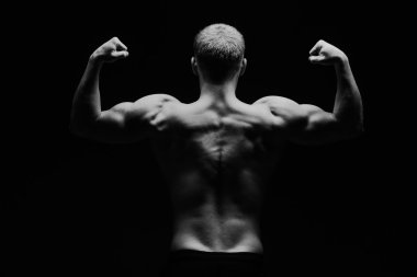 Kapatmak yukarıya-in spor mans kas üzerinde izole siyah arka plan