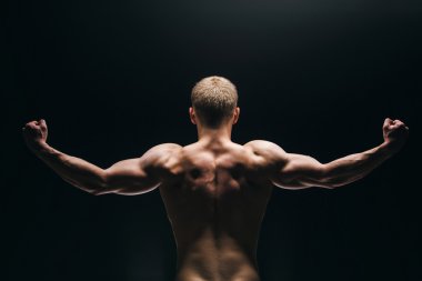 Kapatmak yukarıya-in spor mans kas üzerinde izole siyah arka plan