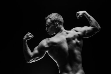 Kapatmak yukarıya-in spor mans kas üzerinde izole siyah arka plan
