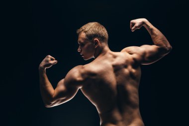 Kapatmak yukarıya-in spor mans kas üzerinde izole siyah arka plan
