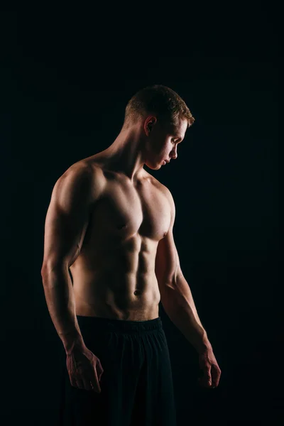Крупный план спортивных мастеров мускулистых изолированных на черном фоне — стоковое фото