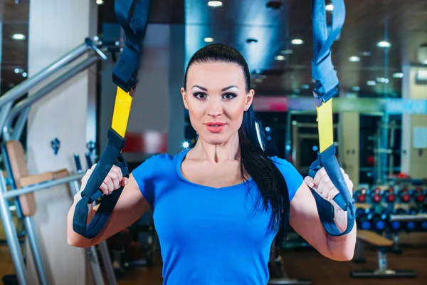 Fiatal, vonzó nő a tornatermek stúdióban htrx fitness pántokkal képzés — Stock Fotó