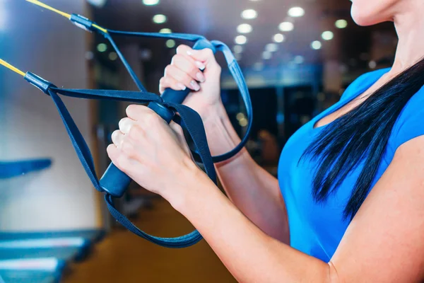 TRX. fitness, esportes, exercícios, tecnologia e conceitos de pessoas - sorrindo jovem fazendo exercício no ginásio . — Fotografia de Stock