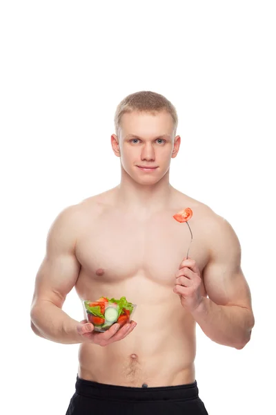 Joven hombre musculoso feliz comiendo una ensalada sobre fondo blanco . —  Fotos de Stock