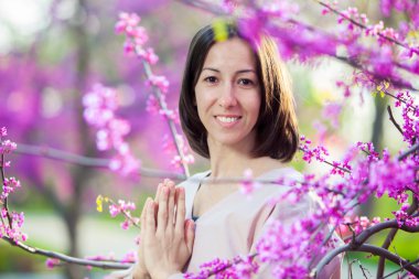 Çiçek Bahçe, oryantal kiraz arka plan üzerinde yoga yaparken kadın.