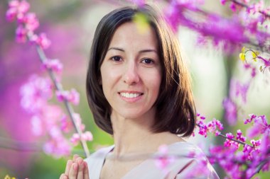 Çiçek Bahçe, oryantal kiraz arka plan üzerinde yoga yaparken kadın.