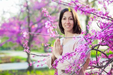 Çiçek Bahçe, oryantal kiraz arka plan üzerinde yoga yaparken kadın.