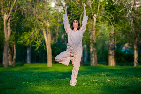 Pratiquer le yoga le matin, avec le fond des arbres — Photo