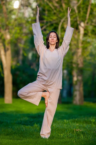 Pratiquer le yoga le matin, avec le fond des arbres — Photo