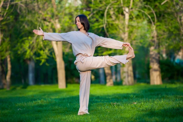 Practicar yoga por la mañana, con fondo de árboles — Foto de Stock