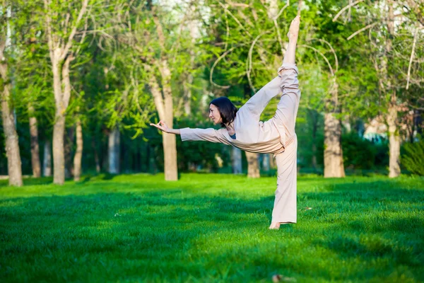 Practicar yoga por la mañana, con fondo de árboles —  Fotos de Stock