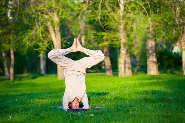 Yoga am Morgen, mit Bäumen im Hintergrund — Stockfoto