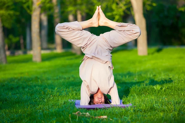 Pratiquer le yoga le matin, avec le fond des arbres — Photo