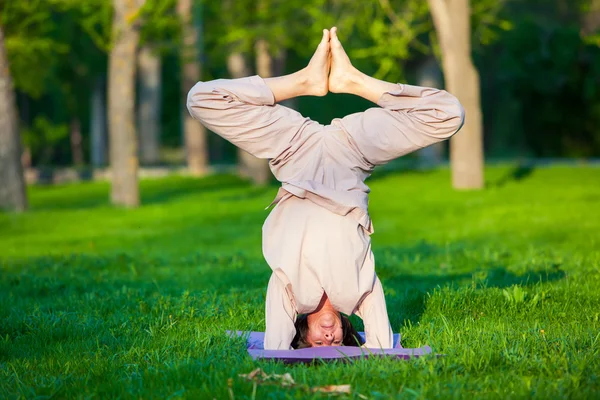 Pratiquer le yoga le matin, avec le fond des arbres — Photo