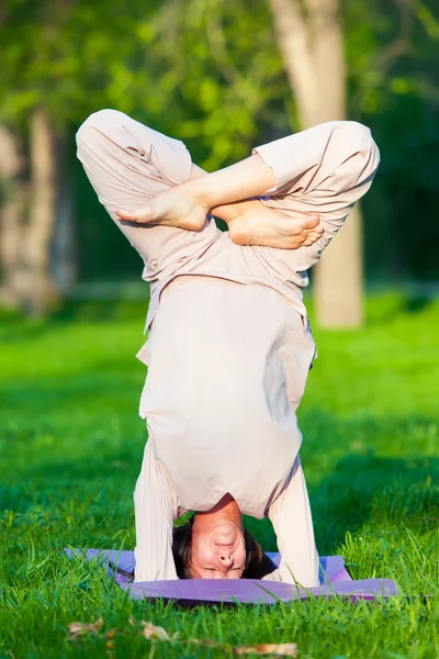 Pratiquer le yoga le matin, avec le fond des arbres — Photo