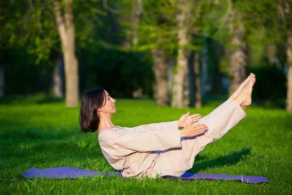 Pratiquer le yoga le matin, avec le fond des arbres — Photo