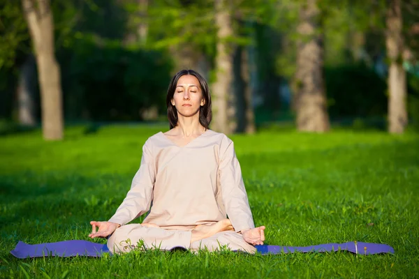 Praticare yoga al mattino, con sfondo alberi — Foto Stock