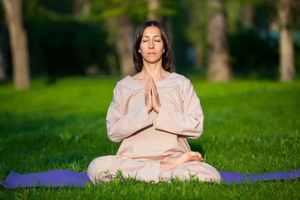 Praticare yoga al mattino, con sfondo alberi — Foto Stock