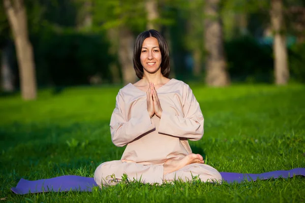 Praticare yoga al mattino, con sfondo alberi — Foto Stock