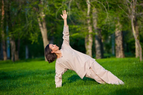 Pratiquer le yoga le matin, avec le fond des arbres — Photo