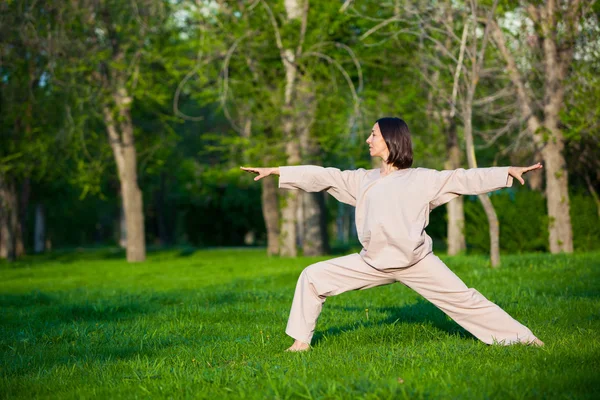 Praticare yoga al mattino, con sfondo alberi — Foto Stock