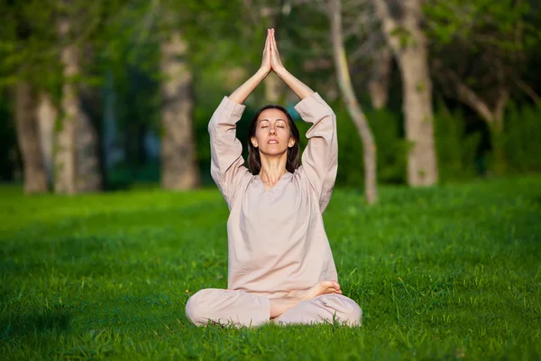 Praticar ioga de manhã, com fundo de árvores — Fotografia de Stock