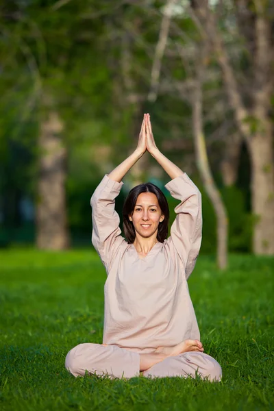 Pratiquer le yoga le matin, avec le fond des arbres — Photo